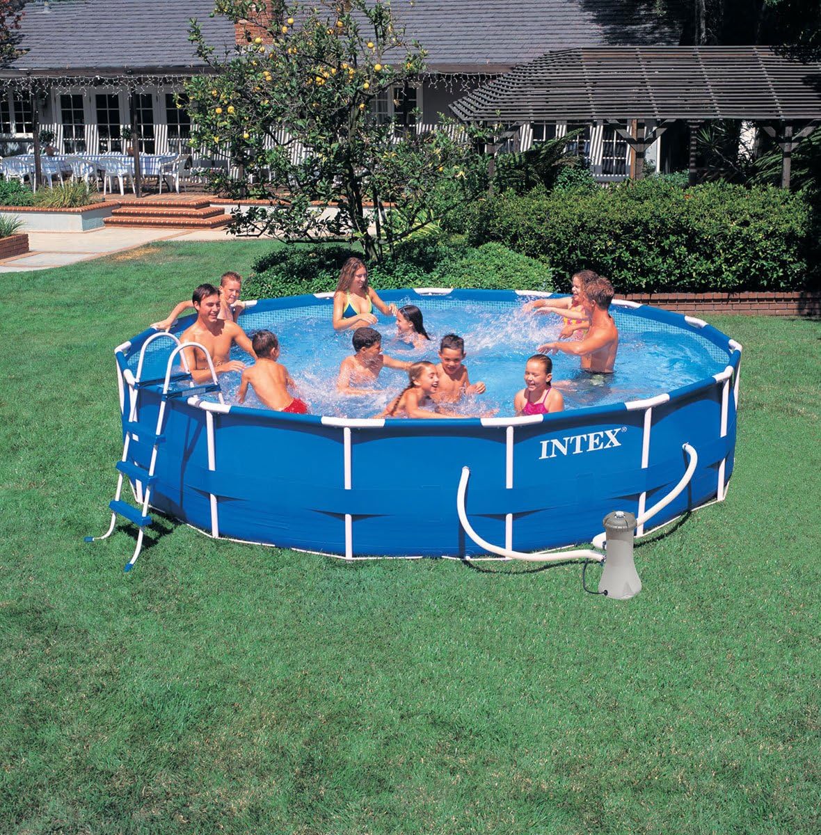 Мы сделали решительный шаг и построили наш первый наземный бассейн в 1997 году.