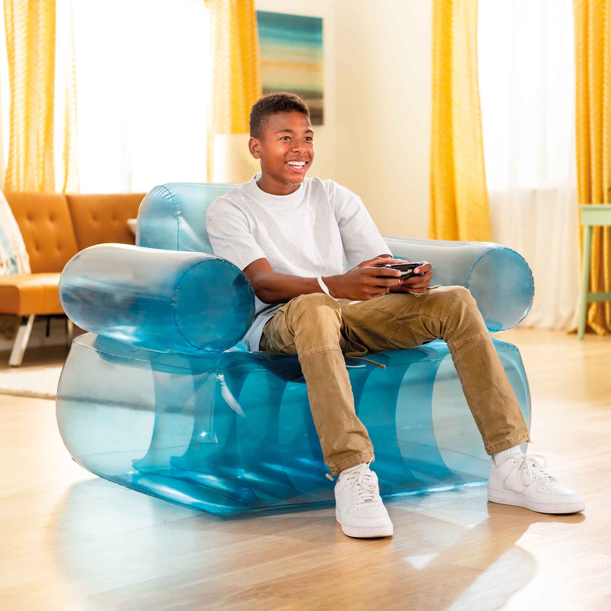 Прозоре синє надувне крісло з підлокотниками